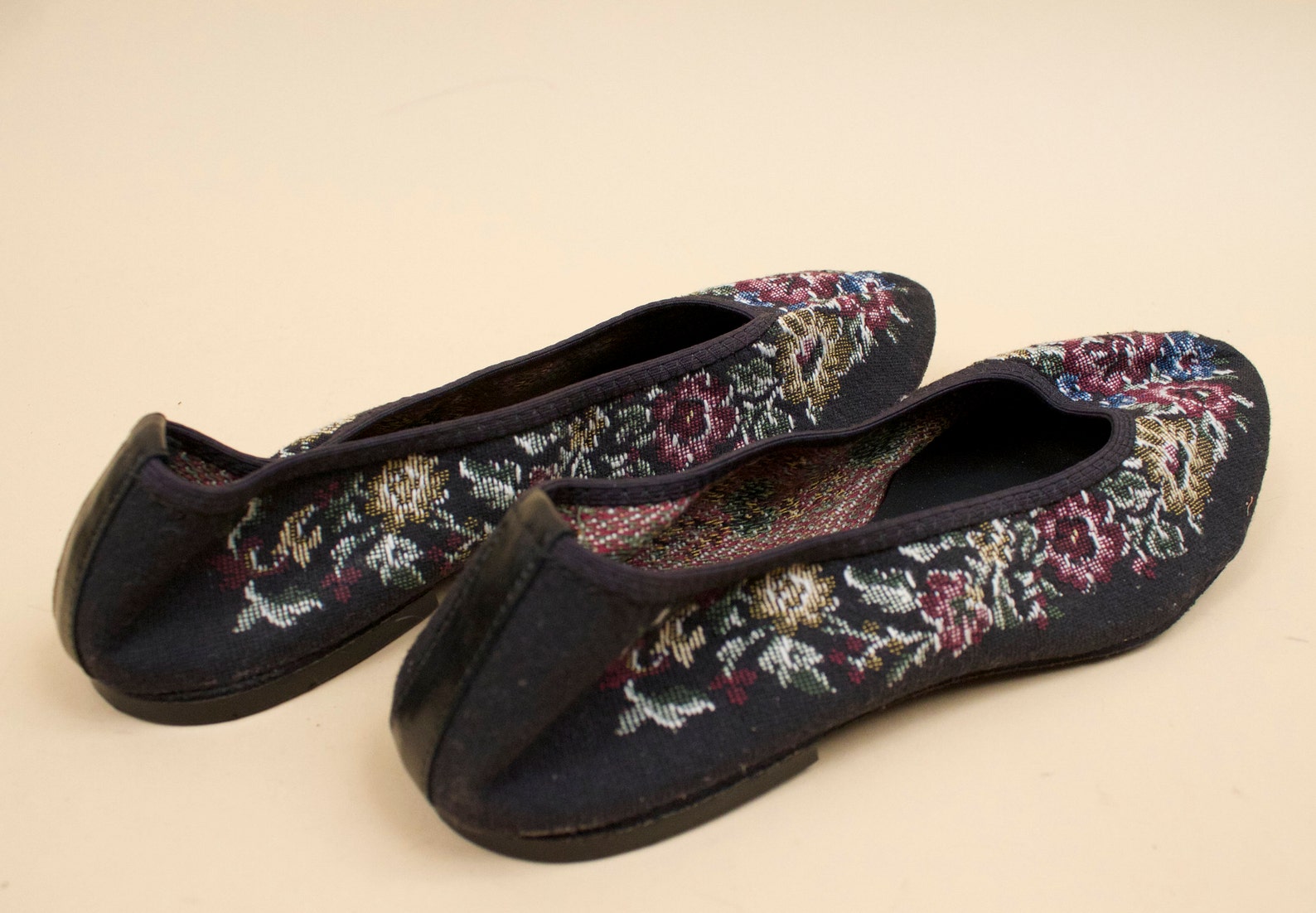 80s vtg black floral needlepoint tapestry ballet flats / cap toe dance casual shoes slipper 7.5 ee [ wide] eu 38