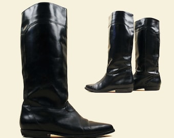 80s Vtg Black Polished Leather Knee High Riding Boot Pull On Almond Toe Flat Punk Metal Crest Emblem Women's US 8.5 EU 39