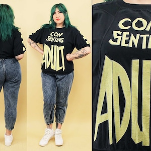 Jaren '80 Vtg Zwarte Pull Over Tshirt Toestemmende Volwassen Nieuwigheid Streep Verse Prins Gered door de Bell Barbie Ken Mannen tag M B44" W44" H30-36" L25"