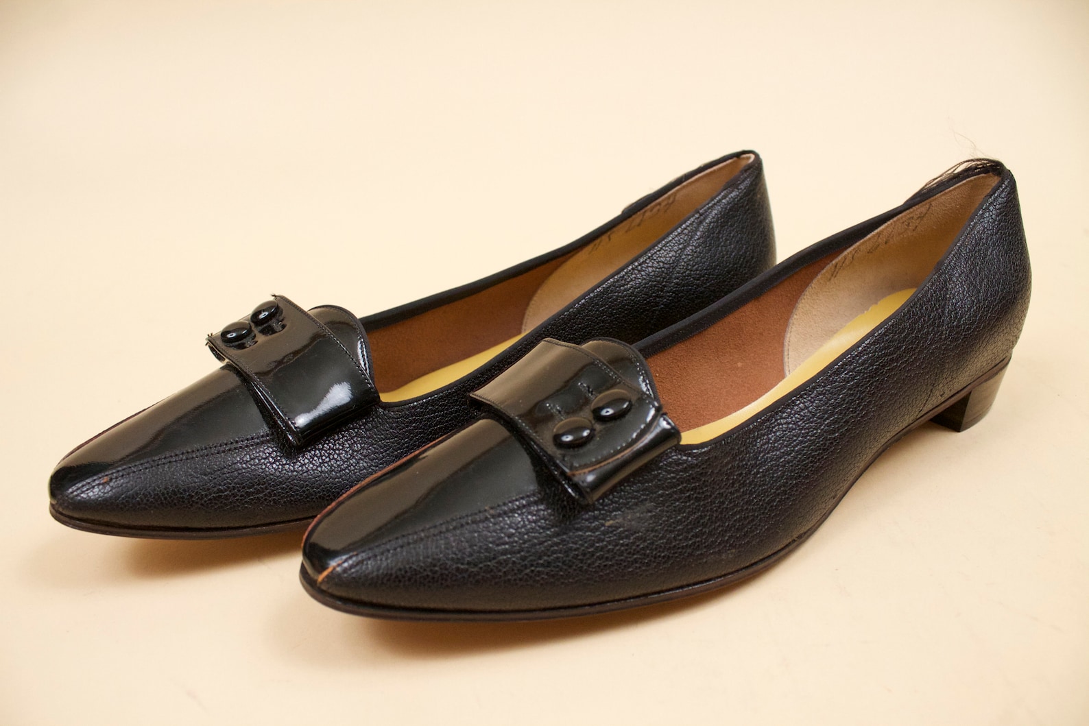 60s vtg deadstock leather & jet black vinyl pointed slip on low heel ballet slipper flats / mod gogo patent bow nwob 11.5 11 eu