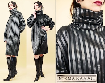 Lata 70. Lata 80. NORMA KAMALI Srebrny Czarny Pasek Futurystyczny Golf Sukienka Cocoon Avant Garde Pudełkowa Długi Rękaw Xs-M B46" W44" H42" D38"