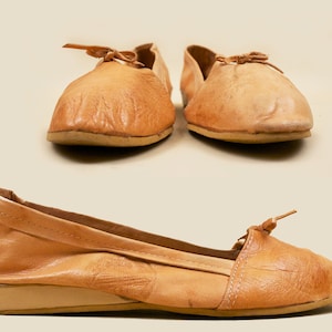 60s 70s Vtg Honey Brown Soft Leather Slipper Moccasin Flats Aztec Mayan Mexican Slip On Bow Lounge Indoor Outdoor US 6.5 EU 37