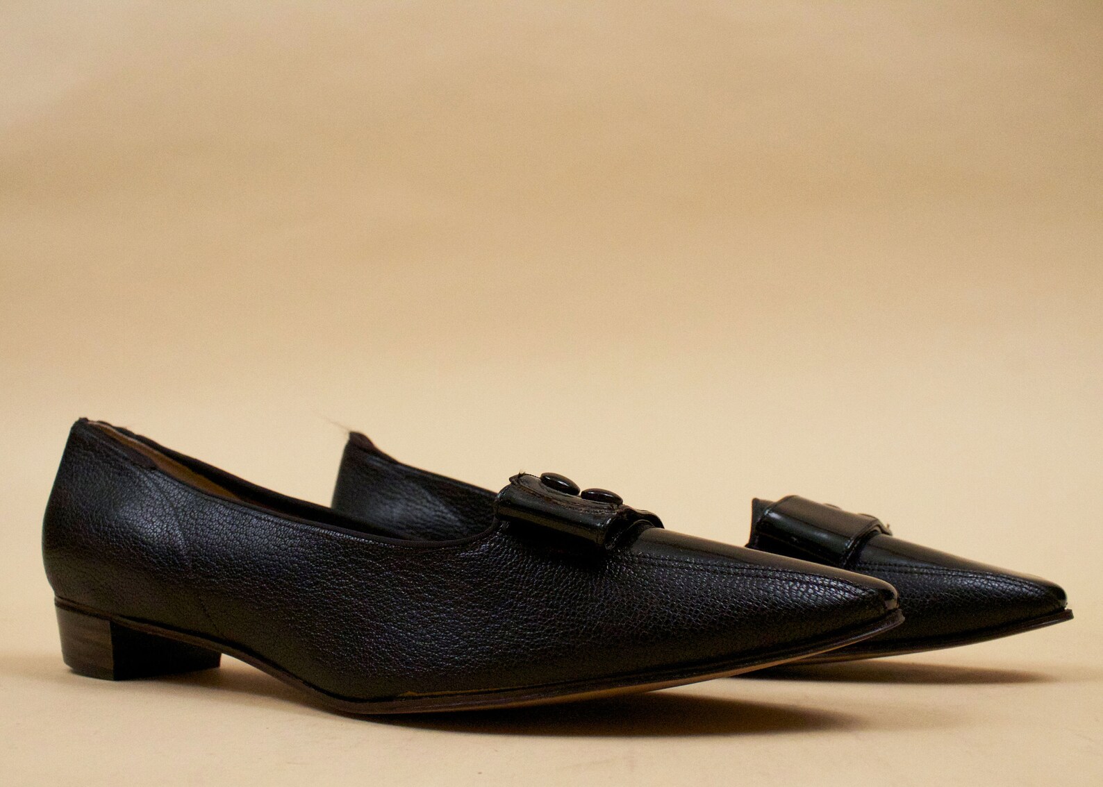 60s vtg deadstock leather & jet black vinyl pointed slip on low heel ballet slipper flats / mod gogo patent bow nwob 11.5 11 eu