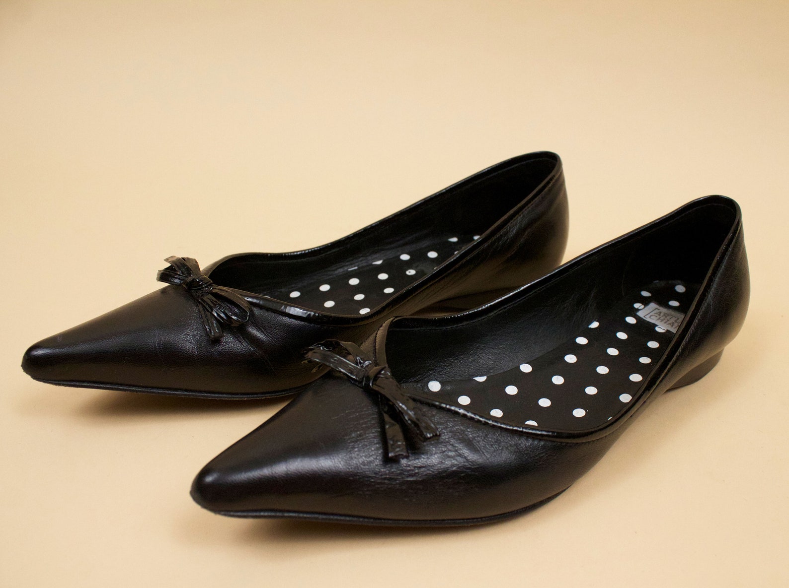 90s does 60s vtg black pointed ballet flats genuine leather with patent bow by arturo chiang / slip on pin up mod 6.5 eu 37