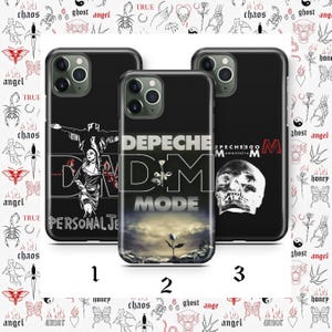Puede incluir: Tres fundas negras para teléfono con diseños de Depeche Mode. Una funda presenta el texto "PERSONAL JE" y la imagen de una mujer. Otra muestra el logotipo de la banda y una rosa. La tercera tiene una imagen de calavera.