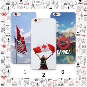 Può includere: Tre custodie per telefono con design patriottici. Una custodia presenta le bandiere canadese e americana contro un cielo blu. Un'altra mostra una persona che tiene una bandiera canadese. La terza custodia mostra una scena di lago di montagna con un logo Canada.