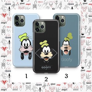 Puede incluir: Tres fundas para teléfono con el personaje de dibujos animados Goofy. Las fundas son de color azul claro, negro y gris azulado. Cada funda tiene un diseño diferente de Goofy. La funda negra tiene la palabra "GOOFY" en la parte inferior. El fondo tiene ilustraciones de estilo tatuaje.