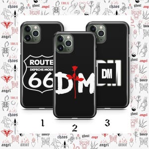 Puede incluir: Tres fundas negras para teléfono con gráficos blancos. Una presenta el texto "ROUTE 66" y "DEPECHE MODI", otra una rosa y el texto "DM", y la tercera muestra "DM" en un cuadro blanco. Fondo blanco con ilustraciones estilo tatuaje.