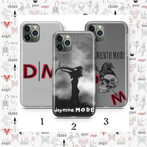 Puede incluir: Tres fundas para teléfono con diseños únicos. Una funda presenta las letras "DM" en rojo, otra muestra una silueta con el texto "depeche MODE", y la tercera tiene una calavera y las palabras "MEMENTO MORI". Las fundas son grises.