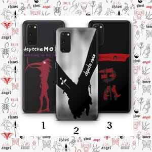 Puede incluir: Tres fundas negras para teléfono con diseños de Depeche Mode. Una funda presenta una figura roja y texto, otra muestra manos entrelazadas y la tercera muestra un gráfico rojo. El fondo es blanco con ilustraciones estilo tatuaje.