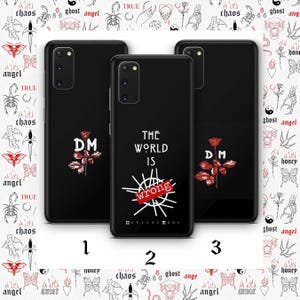 Puede incluir: Tres fundas negras para teléfono con diseños únicos. Una funda presenta "DM" y una rosa roja, otra muestra "THE WORLD IS wrong" con un gráfico, y la tercera tiene "DM" y una rosa. El fondo tiene ilustraciones estilo tatuaje.
