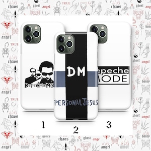 Puede incluir: Tres fundas blancas para teléfono con diseños únicos. Una funda presenta la banda Depeche Mode, otra tiene el texto "DM" y "PERSONAL JESUS", y la tercera muestra "Depeche MODE". Las fundas están rodeadas por un patrón de tatuajes.
