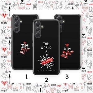 Op de afbeelding: Zwarte telefoonhoesjes met Depeche Mode-ontwerpen. Eén hoesje heeft "DM" en een rode roos, een andere toont "The World Is Wrong", en de derde heeft "DM" en een rode roos. De hoesjes zijn genummerd 1, 2 en 3.