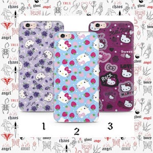 Puede incluir: Tres fundas de teléfono con diferentes diseños. Una funda es de color lila claro con Hello Kitty y rosas. Otra es azul claro con Hello Kitty y fresas. La tercera es morada oscura con Hello Kitty, corazones y la palabra "Rock".