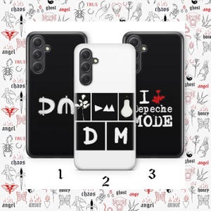 Op de afbeelding: Drie telefoonhoesjes met zwart-witte ontwerpen. Eén hoesje heeft "DM" in een vetgedrukte letter, een andere heeft een collage van afbeeldingen en de derde toont "I Depeche MODE" in wit met een rode accent. De achtergrond is een patroon van tatoeages.