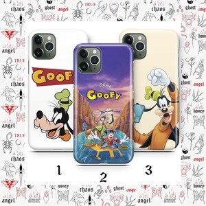 Puede incluir: Tres fundas para teléfono con el personaje de Disney Goofy. Las fundas son blancas, moradas y beige, con diferentes diseños de Goofy. La palabra "Goof" está en la funda blanca. Las fundas están numeradas 1, 2 y 3.