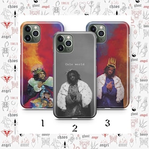Peut inclure: Trois coques de téléphone avec des designs uniques. La coque 1 présente un portrait avec une couronne et un fond coloré. La coque 2 est en niveaux de gris avec le texte "Cole world". La coque 3 a un portrait avec une couronne et un fond bleu.