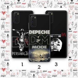 Può includere: Tre custodie nere per telefono con design dei Depeche Mode. Una custodia presenta una figura con le braccia tese, un'altra mostra il logo della band con un paesaggio e la terza mostra un teschio. Le custodie sono numerate 1, 2 e 3.