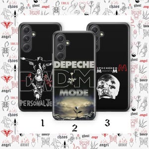 Puede incluir: Tres fundas negras para teléfono con diseños de Depeche Mode. Una funda presenta el logotipo de la banda y las palabras "PERSONAL JE". Otra muestra el logotipo de la banda con una rosa. La tercera funda tiene un gráfico de calavera y el logotipo de la banda.