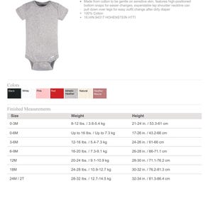 Op de afbeelding: Heather grijze Gerber baby onesie. Korte mouwen en drukknoopjes aan de onderkant voor gemakkelijk verschonen. Maten van 0-3 maanden tot 24 maanden/2T. Gemaakt van 100% katoen.