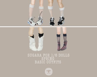 Op de afbeelding: Twee paar poppenbenen met verschillende schoenopties. Het eerste paar draagt witte sneakers en witte sokken. Het tweede paar draagt bruine laarzen en zwarte sokken. De tekst "Sugara for 1/6 Dolls Spring Basic Outfits" wordt onder de afbeelding weergegeven.