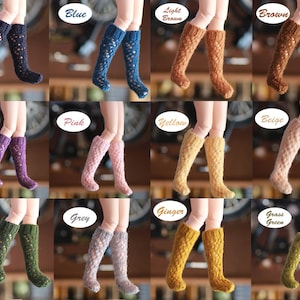 Può includere: Set di 12 paia di calzini di lana per bambole in vari colori, tra cui blu scuro, blu, marrone chiaro, marrone, viola, rosa, giallo, beige, verde, grigio, zenzero e verde erba. I calzini hanno un motivo traforato e sono alti fino al ginocchio.