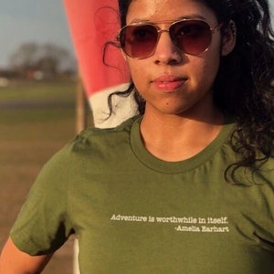 Aviatrix Amelia Earhart Camiseta de aventura piloto femenina