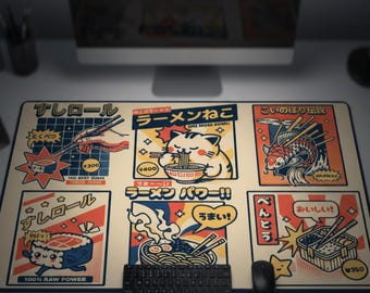 Puede incluir: Una alfombrilla de escritorio rectangular beige con ilustraciones de inspiración japonesa. La alfombrilla tiene imágenes de sushi, ramen y un gato comiendo ramen. Un teclado y un ratón negros están sobre la alfombrilla.