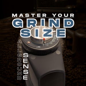 Könnte beinhalten: Nahaufnahme einer Kaffeemühle mit dem Text "MASTER YOUR GRIND SIZE" in Weiß und Blau. Die Mühle ist dunkelgrau mit einem silbernen Zifferblatt und einem roten Indikator. Die Worte "ALL GROUND SENSE" sind vertikal geschrieben.