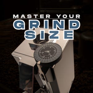 Puede incluir: Un molinillo de café de acero inoxidable con un dial negro que muestra números y un logotipo. El texto "MASTER YOUR GRIND SIZE" se muestra prominentemente en blanco y azul encima del molinillo.
