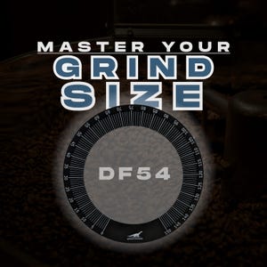 Può includere: Immagine con il testo "MASTER YOUR GRIND SIZE" in bianco e blu. Un quadrante circolare con numeri e il testo "DF54" è al centro. Lo sfondo è un'immagine sfocata di chicchi di caffè.