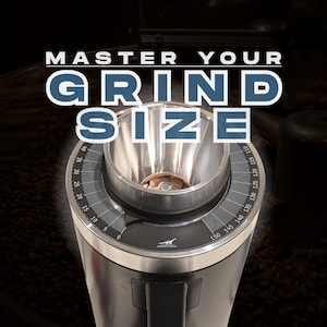 Könnte beinhalten: Eine schwarze und silberne Kaffeemühle mit dem Text "MASTER YOUR GRIND SIZE" in Weiß und Blau. Die Mühle hat ein Zifferblatt mit Zahlen und einen Trichter oben. Der Hintergrund ist dunkel.