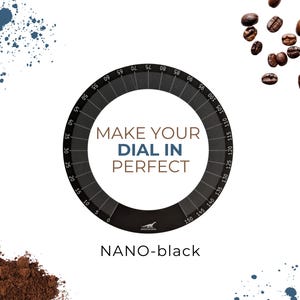 Puede incluir: Un dial negro con marcas blancas y el texto "MAKE YOUR DIAL IN PERFECT". El producto está etiquetado como "NANO-black" y presenta un logotipo de dinosaurio. También se ven granos y molido de café.