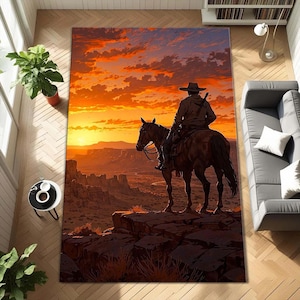 Può includere: Tappeto rettangolare con un cowboy a cavallo contro un tramonto. Il design presenta un cielo drammatico con tonalità arancioni e gialle e un paesaggio desertico. Ideale per il soggiorno.