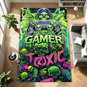 Pode incluir: Um tapete retangular grande com um design vibrante em verde néon e rosa. O tapete apresenta uma caveira com capuz, um controle de videogame e as palavras "Gamer Toxic". O design inclui várias caveiras e baba verde pingando.