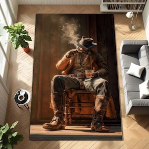Può includere: Un tappeto rettangolare con un'illustrazione dettagliata di un cowboy che fuma un sigaro e tiene in mano un bicchiere di whisky. Il cowboy indossa un cappello, un cappotto e stivali. Il tappeto ha una combinazione di colori marrone e beige.