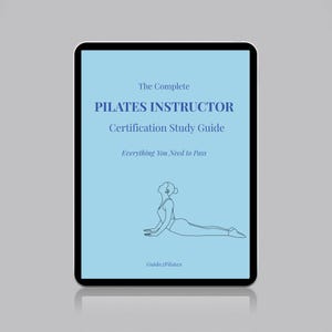 Op de afbeelding: Een digitale tablet toont een lichtblauw scherm met de tekst: "The Complete Pilates Instructor Certification Study Guide." De zin "Everything You Need to Pass" staat eronder. Een lijntekening van een persoon in een Pilates-houding staat onderaan.