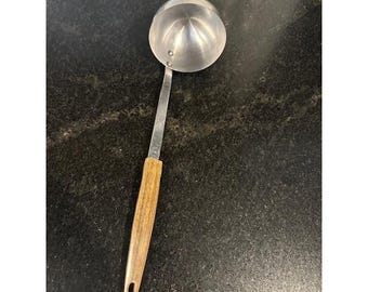 Cucharón Regent de acero inoxidable con mango de madera, fabricado en Japón. Utensilio de cocina.