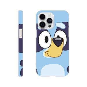 Puede incluir: Una funda de teléfono azul y blanca con la cara de un perro de dibujos animados. El perro tiene la nariz amarilla y los ojos azules.