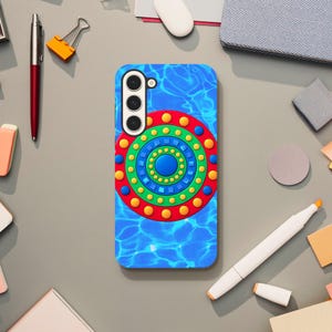 Könnte beinhalten: Eine weiße Keramiktasse mit schwarzem Henkel und dem Text "But First, Coffee" in handschriftlichem Stil. Die Tasse steht auf einer weißen Oberfläche. Die Tasse ist etwa 10 cm hoch.