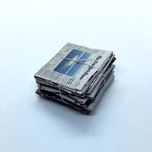 Pacchetto di giornali in miniatura in scala 1:12 con carta riciclata, personalizzazione diorama per casa delle bambole