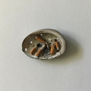 Puppenhaus-Miniatur 1:12 Maßstab Abalone Aschenbecher mit Miniature Kippe