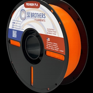 Op de afbeelding: Een spoel oranje 3D-printerfilament van 3D Brothers. De zwarte spoel heeft de tekst "3D BROTHERS FILAMENTS" en "PREMIUM PLA". Extra tekst omvat "CLOOFREE TONELE TREE BUBBLE YREE".