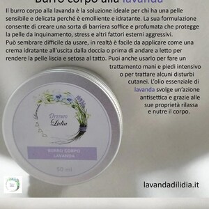 Può includere: Un contenitore rotondo color argento di burro corpo alla lavanda. L'etichetta presenta il testo "Burro corpo lavanda" e "50 ml". Il contenitore ha un design floreale e il testo "Drzewo Lidia". È visibile anche il sito web lavandadilidia.it.