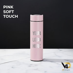 K&ouml;nnte beinhalten: Eine rosa, Soft-Touch-isolierte Wasserflasche mit schwarzem Deckel und Boden. Der Text "YOUR LOGO HERE" ist in Silber auf die Vorderseite gedruckt. Der Hintergrund ist schwarz und wei&szlig;.
