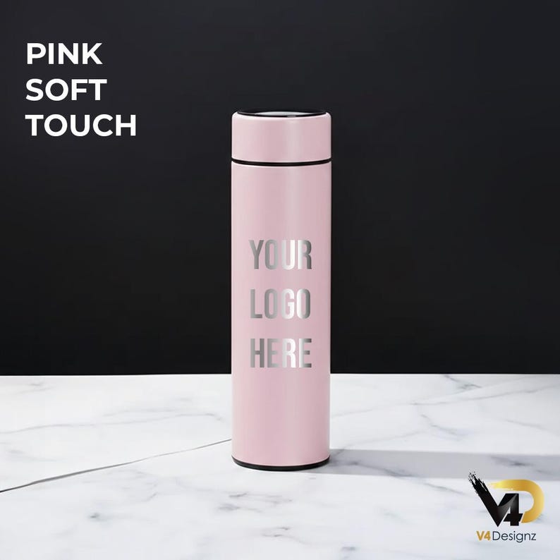 K&ouml;nnte beinhalten: Eine rosa, Soft-Touch-isolierte Wasserflasche mit schwarzem Deckel und Boden. Der Text "YOUR LOGO HERE" ist in Silber auf die Vorderseite gedruckt. Der Hintergrund ist schwarz und wei&szlig;.