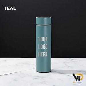 K&ouml;nnte beinhalten: Eine zylindrische Wasserflasche in T&uuml;rkis mit schwarzem Deckel. Der Text "YOUR LOGO HERE" ist vertikal in Silber gedruckt. Das Wort "TEAL" befindet sich in der oberen linken Ecke. Die Flasche steht auf einer wei&szlig;en Marmoroberfl&auml;che.