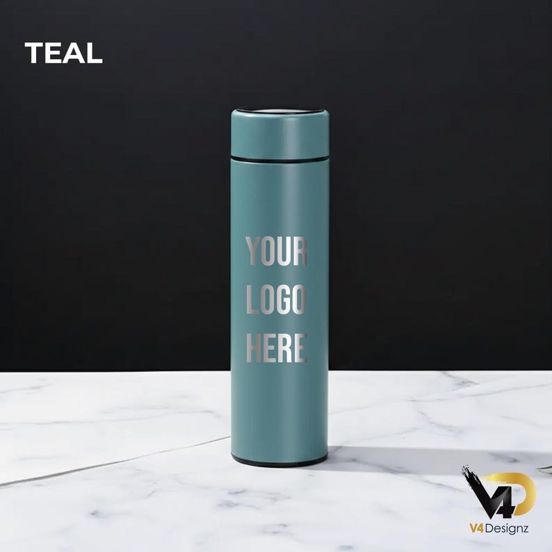 K&ouml;nnte beinhalten: Eine zylindrische Wasserflasche in T&uuml;rkis mit schwarzem Deckel. Der Text "YOUR LOGO HERE" ist vertikal in Silber gedruckt. Das Wort "TEAL" befindet sich in der oberen linken Ecke. Die Flasche steht auf einer wei&szlig;en Marmoroberfl&auml;che.