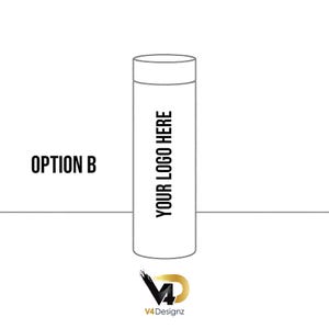 K&ouml;nnte beinhalten: Ein wei&szlig;er, zylindrischer Becher mit Deckel, mit dem Text "YOUR LOGO HERE" in schwarzer, vertikaler Schrift. Die Worte "OPTION B" stehen links. Das V4Designz-Logo befindet sich unten.