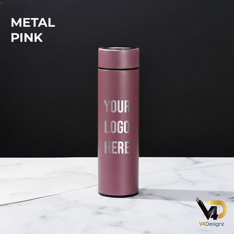 K&ouml;nnte beinhalten: Eine rosa Metallwasserflasche mit schwarzem Deckel. Der Text "YOUR LOGO HERE" ist in Silber auf die Vorderseite gedruckt. Die Worte "METAL PINK" befinden sich in der oberen linken Ecke. Die Flasche steht auf einer wei&szlig;en Marmoroberfl&auml;che.